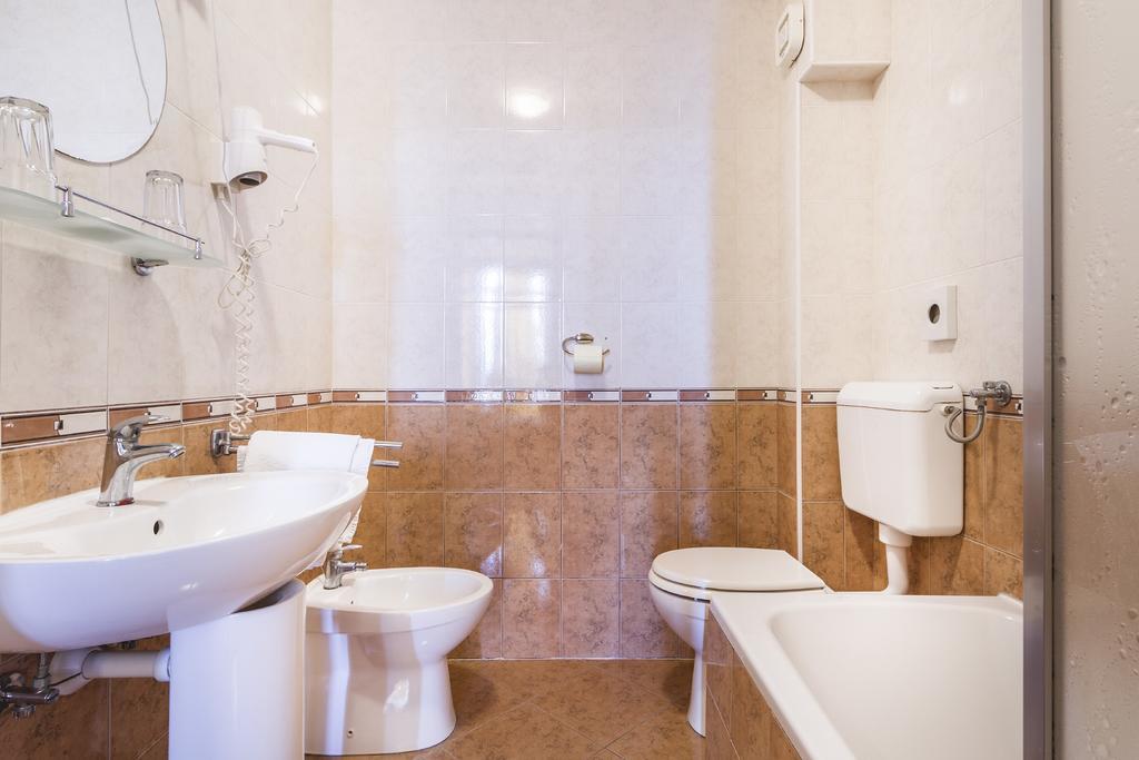Hotel Miramare ニヴィーチェ エクステリア 写真